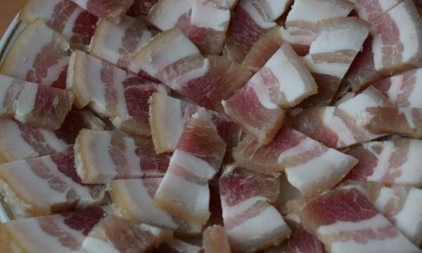 Как вкусно засолить сало: с этим рецептом оно получается как копченое